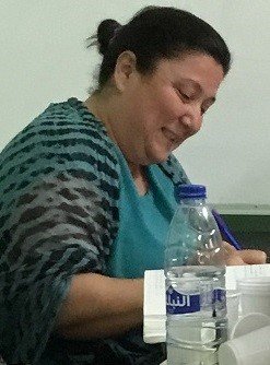 طلاب يدرسون مساق رسالة رومية — الصورة 3